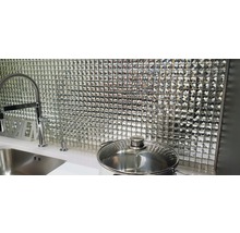Diskho med kran och mosaikplattorvägg