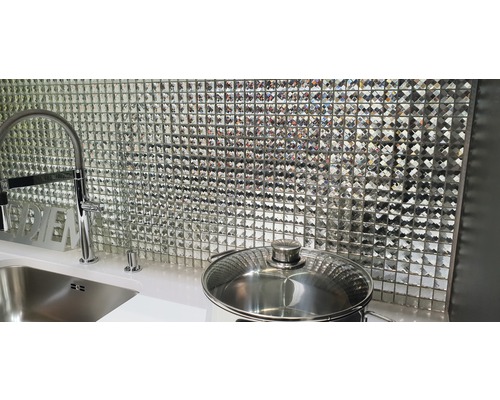 Diskho med kran och mosaikplattorvägg