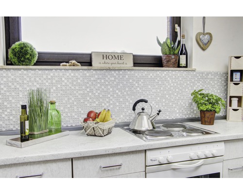 Köksscen med mosaikplattor, dekorationer, frukt och spis