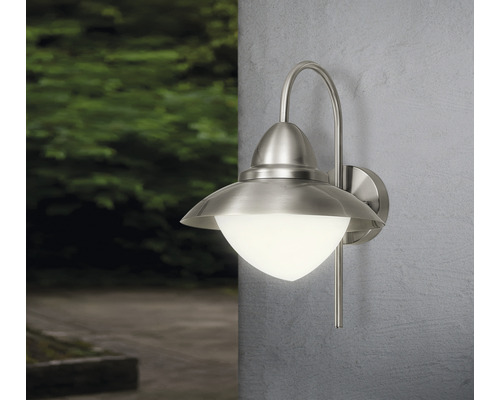 Utomhusvägglampa i rostfritt stål med skärm och vitt lampglas