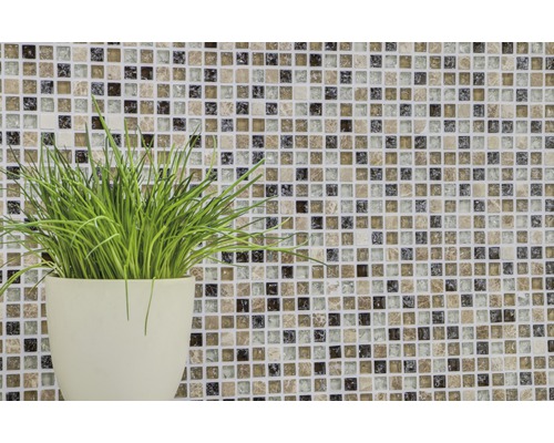 Mosaikplatta med växter i en kruka