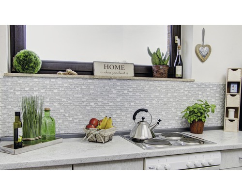 Köksscen med kakelvägg, dekorationer och spishäll