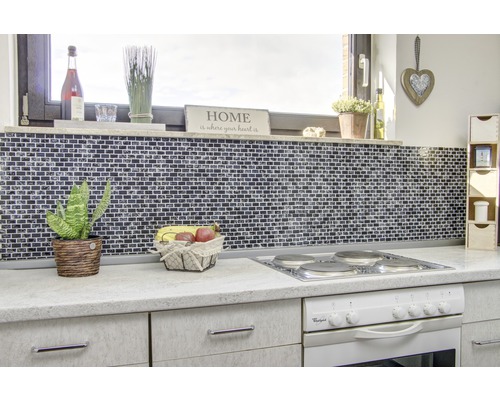 Köksscen med mosaikvägg, spishäll och dekorationer