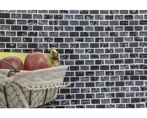 Vägg med mosaikplattor med fruktkorg