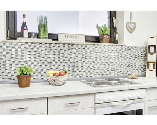 Köksscen med mosaikplattor, bänkskiva och elspis