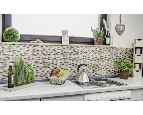 Köksscen med mosaikplattor, dekorationer och köksredskap på en bänkskiva