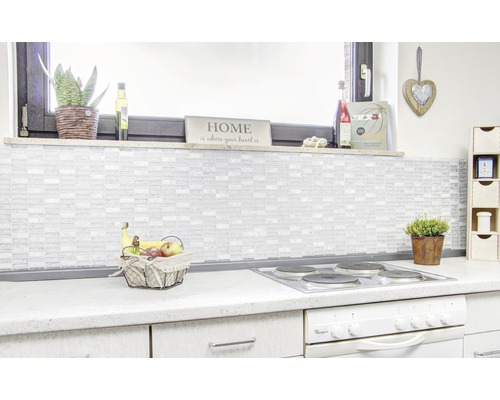 Ljust kök med mosaikplattor, fruktskål och spishäll