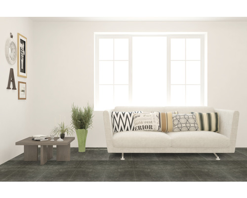 Ljust vardagsrum med soffa, soffbord och dekoration