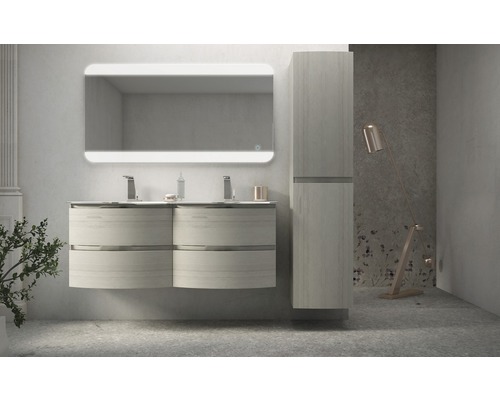 Badrum med tvättställsskåp, upplyst spegel och högskåp