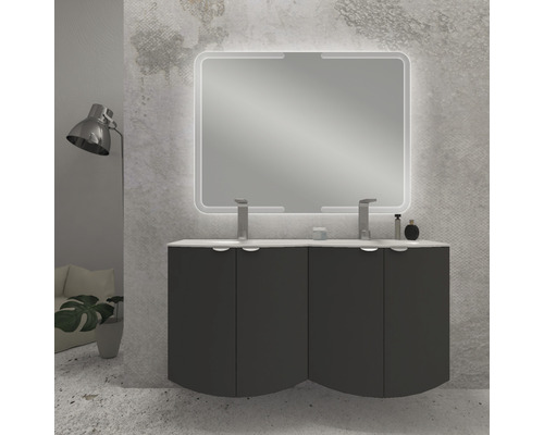 Badrum med tvättställsskåp, tvättställsskålar, kranar och belyst spegel.