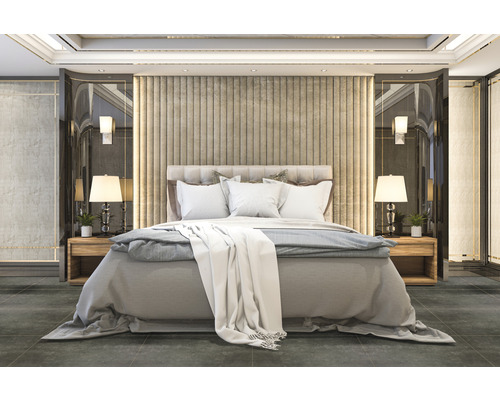 Sovrum med dubbelsäng, sängbord och vägglampor