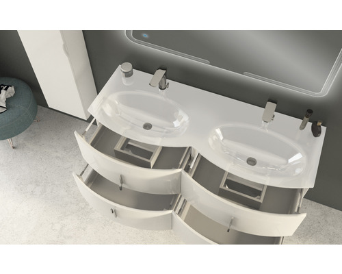 Dubbla handfat med öppna lådor, armaturer och belyst spegel för badrummet