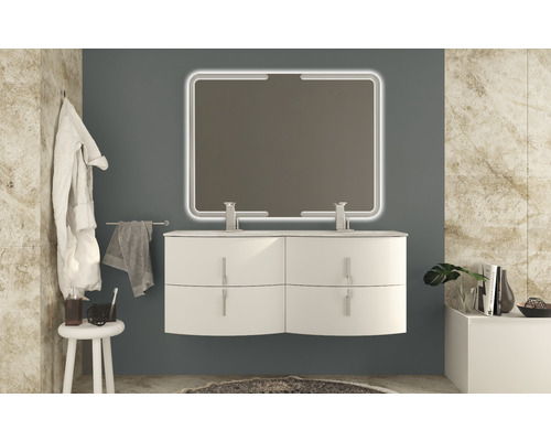 Badrum med tvättställsskåp, belyst spegel och tillbehör