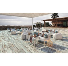 Uteplats med sittmöbler och utsikt över stranden