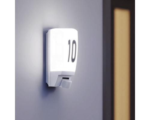 Vit vägglampa med nummer 10