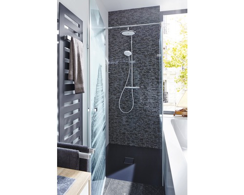 Modernt badrum med dusch, handdukstork och mosaikvägg