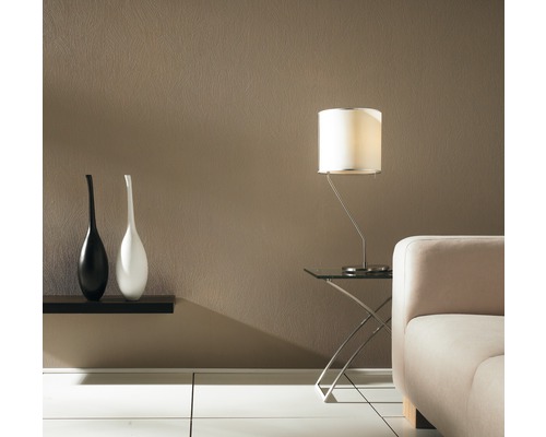 Vardagsrum med tapet, lampa, soffa och dekoration