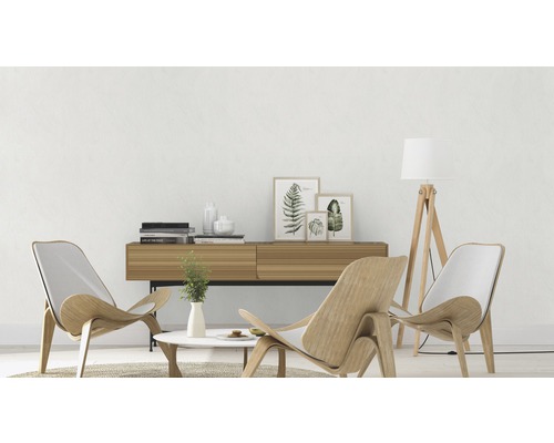 Vardagsrum med träfåtöljer, skänk och golvlampa