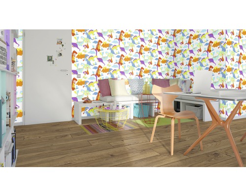 Vardagsrum med dinosaurietapet, skrivbord och sittplatser