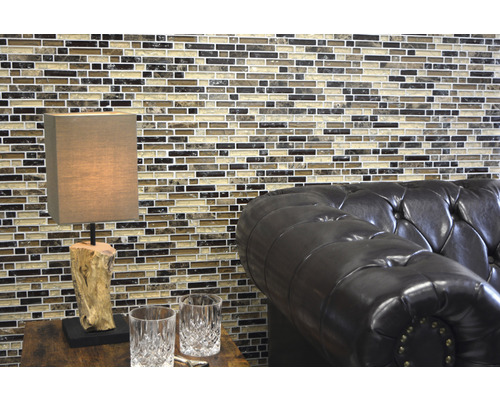 Vardagsrum med mosaikplattor, lampa och skinnsoffa