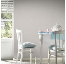 Ljust rum med bord, stolar och fönster för inredning