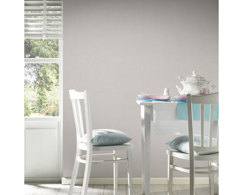 Ljust rum med bord, stolar och fönster för inredning