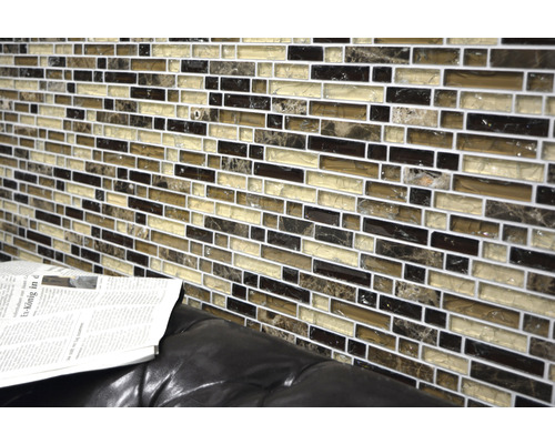 Mosaikvägg med rektangulära plattor i bruna och beige toner