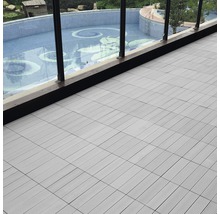 Terrassplattor lagda på en balkong med utsikt över en pool