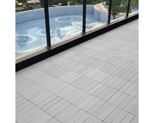 Terrassplattor lagda på en balkong med utsikt över en pool