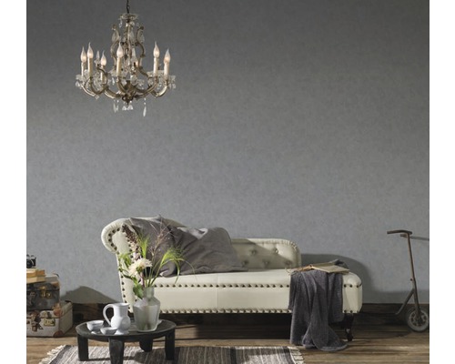 Vardagsrum med soffa, soffbord, dekoration och ljuskrona