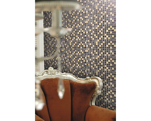 Vägg med mosaikplattor och fåtölj