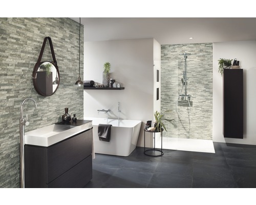 Modernt badrum med tvättställ, spegel, badkar och dusch