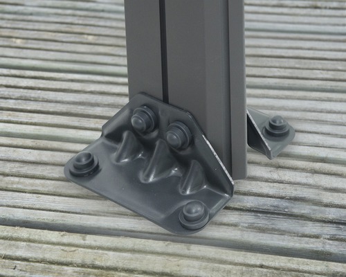 Detaljbild av terrassöverbyggnadsfäste på marken