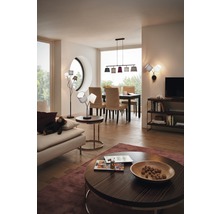 Vardagsrum med soffa, matbord, lampor och dekoration