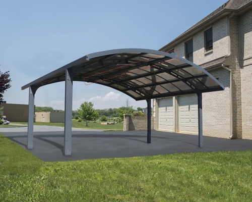 Carport med stålram och transparent tak på en uppfart