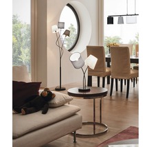 Vardagsrum med golvlampa och bordslampa på sidobord