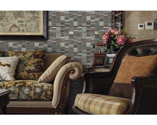 Dekorativt vardagsrum med mosaikvägg, soffa och fåtölj