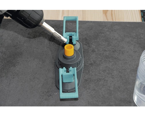 Borrmaskin borrar genom en borrningsmall