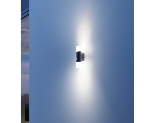 Lysande vägglampa monterad på en vägg.