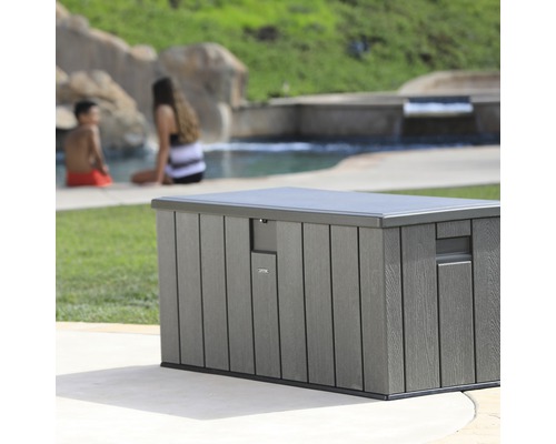 Grå trädgårdsbox i plast med lock framför poolen