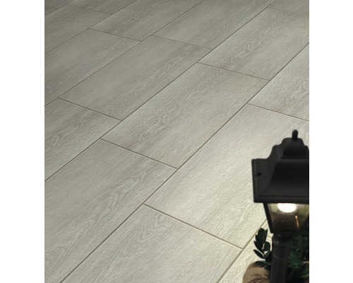 Lagt golvklinker med träutseende och en lykta