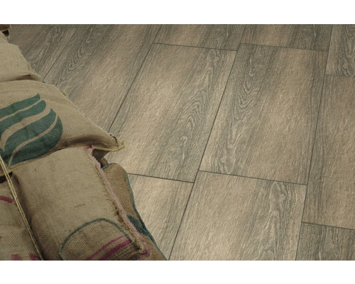 Lagda golvplattor i träutseende och dekorativa säckar