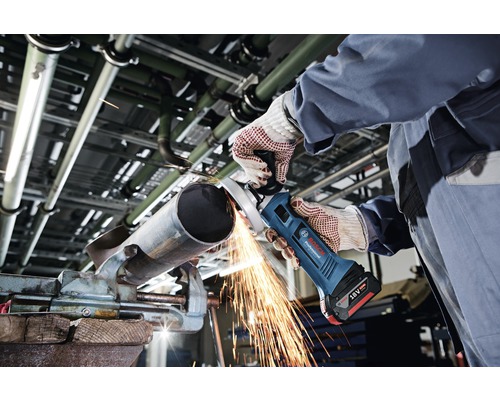 En person skär ett metallrör med en sladdlös vinkelslip från Bosch.
