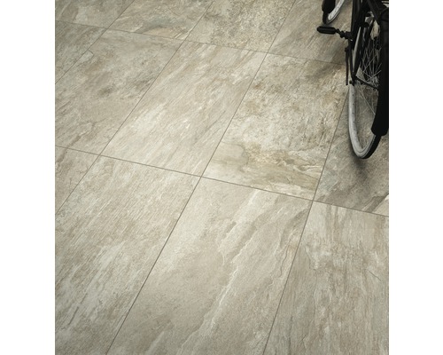 Lagda golvplattor med naturstenslook och cykel