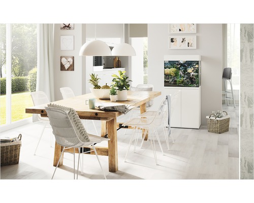 Ljust matrum med träbord, stolar och akvarium.