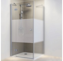 Dusch med duschvägg av glas och duschhuvud