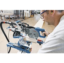 En person använder en Bosch kap- och geringssåg för att såga ett arbetsstycke.
