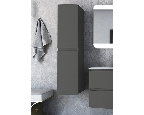 Badrum med högskåp, tvättställsskåp och handduk