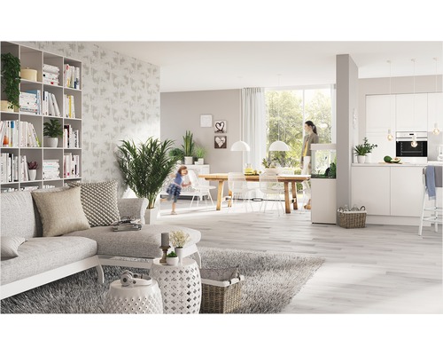 Ljust vardagsrum med soffa, matbord och bokhylla