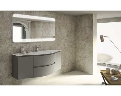 Modernt badrum med tvättställsskåp, spegel och belysning